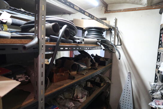 Reol med div. Reservedele, værktøj m.m.