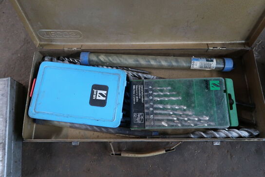 Kasse med div. Bor m.m.