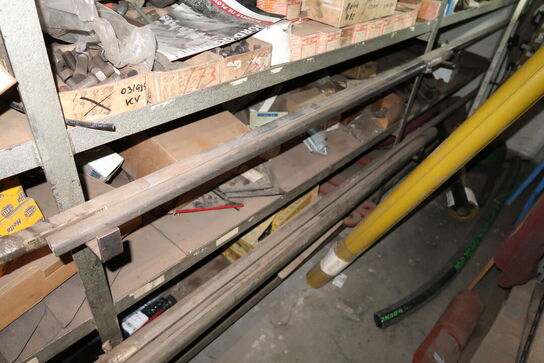 Reol med div. Reservedele, værktøj m.m.