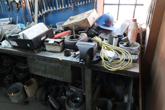 Arbejdsbord med skruestik, samt div. Værktøj m.m.