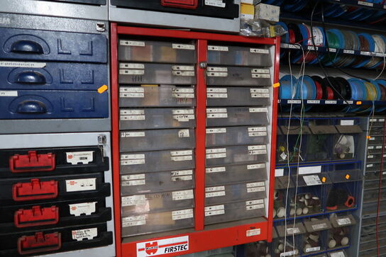 Div. Sortimentskasser/reoler med reservedele og fittings samt ledninger