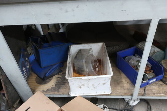 Arbejdsbord med værktøj og reservedele