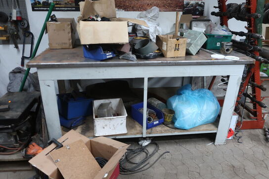 Arbejdsbord med værktøj og reservedele