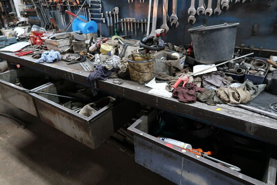 Arbejdsbord med skruestik, værktøjstavle med div. Værktøj m.m.