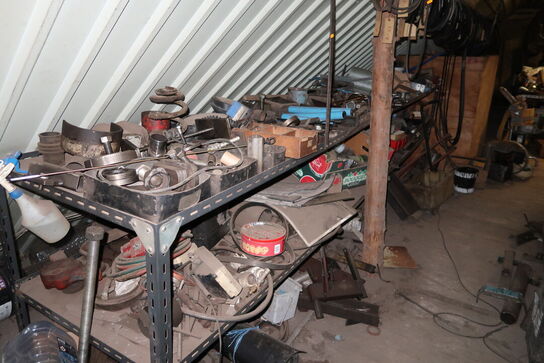 Reol med div. Reservedele