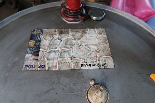 Tønde med olie samt pumpe