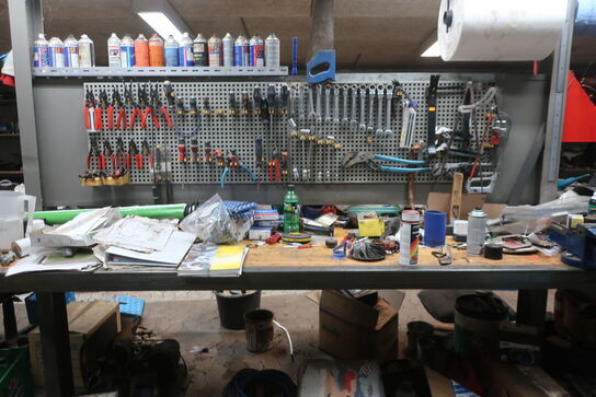 Arbejdsbord med skruestik, værktøjstavle med div. Værktøj m.m.