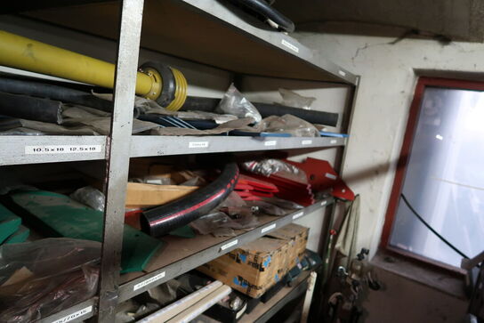 Reol med div. Reservedele, værktøj m.m.
