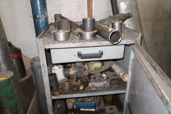 Stålskab med div. Værktøj og jern