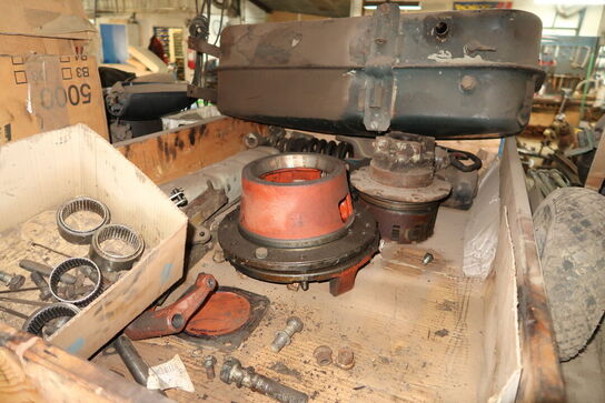 Pallereol med div. Reservedele (olietønder medfælger ikke)