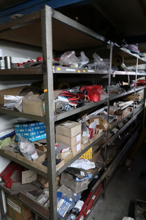 Reol med div. Reservedele, værktøj m.m.