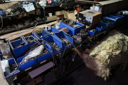 Reol med div. Reservedele