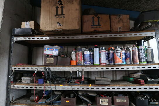 Reol med div. Reservedele, værktøj m.m.