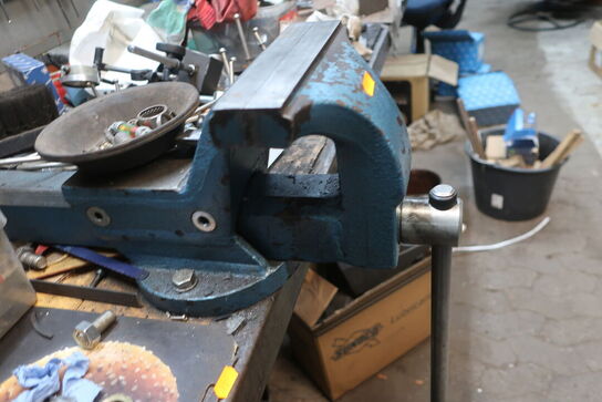 Arbejdsbord med skruestik, værktøjstavle med div. Værktøj m.m.