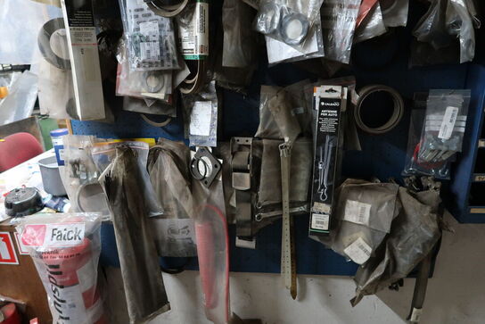 Reol med div. Spændebånd og reservedele