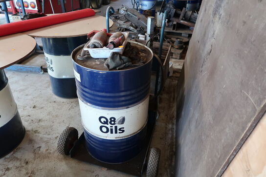 Tønde med pumpe samt vogn