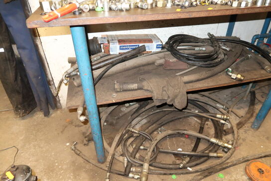 Arbejdsbord med div. Reservedele samt tavle med indhold