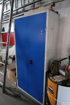 Stålskab med div. Plejemidler m.m.