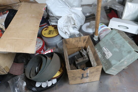 Arbejdsbord med værktøj og reservedele