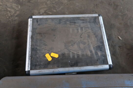 2 stk. kasser med specialværktøj