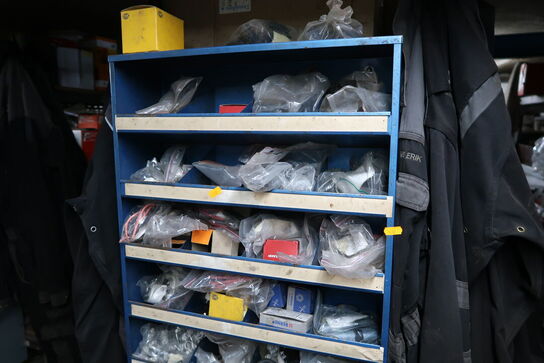 Reol med div. Reservedele, værktøj m.m.