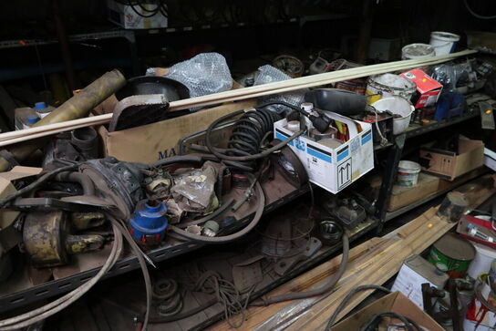 Reol med div. Reservedele