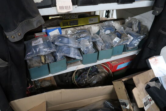 Reol med div. Reservedele, værktøj m.m.