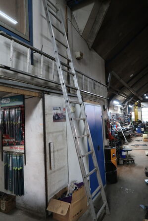 2 stk. stiger samt arbejdslamper