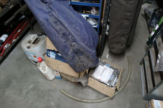 Reol med div. Reservedele, værktøj m.m.