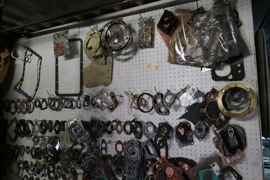 Reol med reservedele