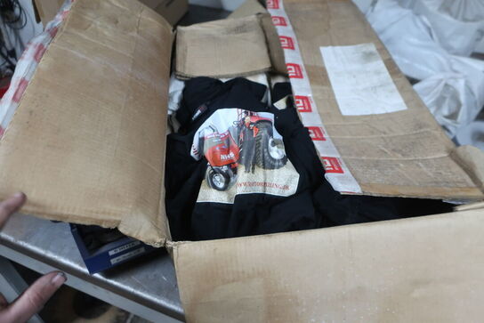 Arbejdsbord med værktøj og reservedele