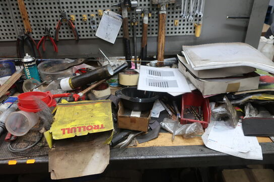 Arbejdsbord med skruestik, værktøjstavle med div. Værktøj m.m.