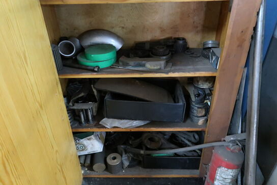 Skab med div. Værktøj og reservedele