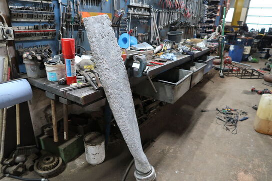 Arbejdsbord med skruestik, værktøjstavle med div. Værktøj m.m.