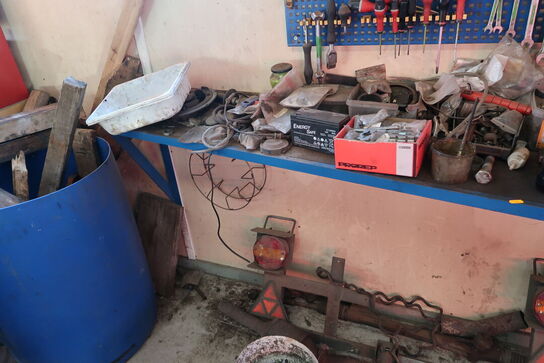 Arbejdsbord med skrue samt div. Værktøj m.m.