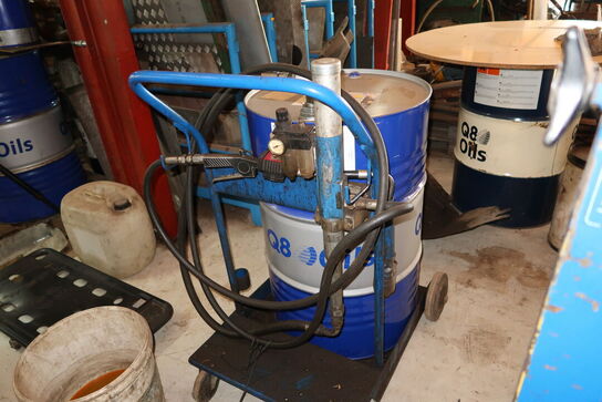 Vogn med tønde samt oliepåfylder K400