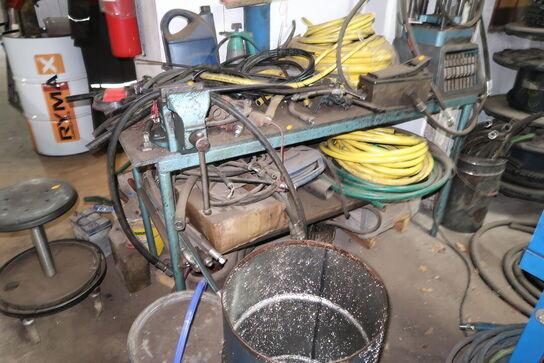 Arbejdsbord med skruestik, div. Slanger m.m.