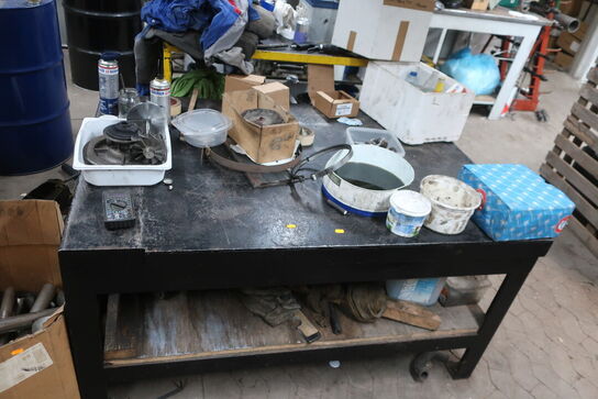 Arbejdsbord med div. Reservedele m.m.