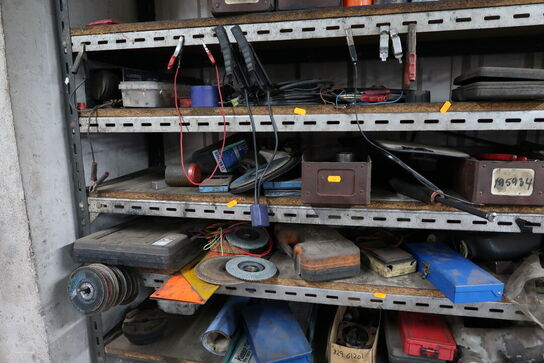 Reol med div. Reservedele, værktøj m.m.