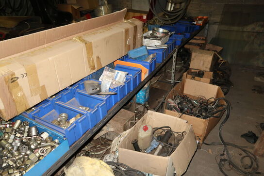 Reol med div. Reservedele