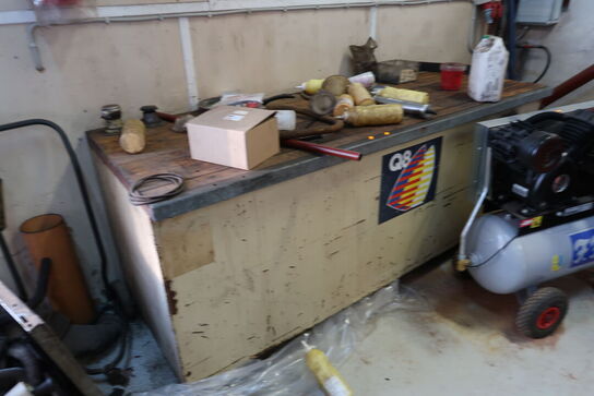 Arbejdsbord med tank