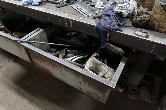 Arbejdsbord med skruestik, værktøjstavle med div. Værktøj m.m.