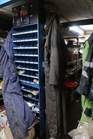 Reol med div. Reservedele, værktøj m.m.