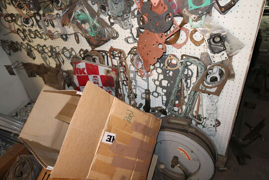 Reol med reservedele