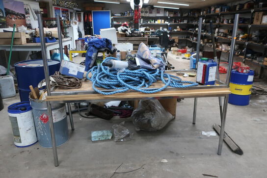 2 stk. borde med indhold