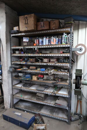 Reol med div. Reservedele, værktøj m.m.