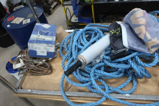 2 stk. borde med indhold