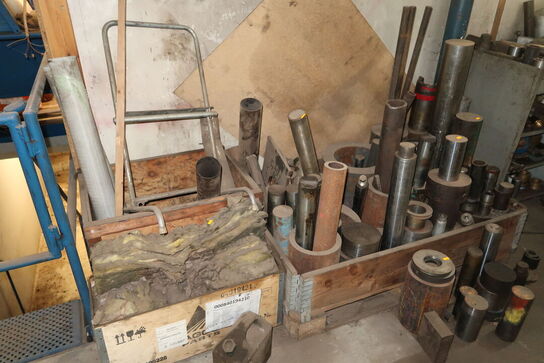 2 stk. paller med div. Værktøj og jern