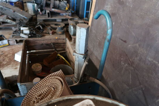 Tønde med pumpe samt vogn