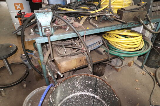 Arbejdsbord med skruestik, div. Slanger m.m.